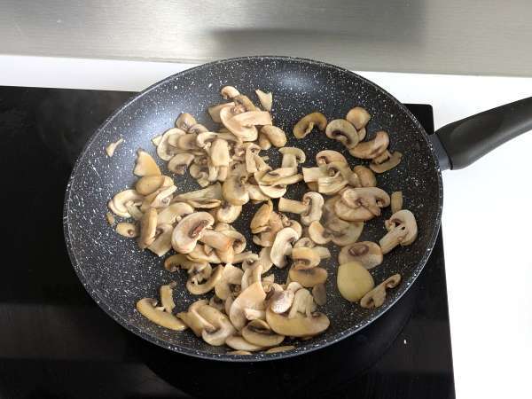 Pompoengehaktbrood met champignons en draderige scamorza kaas: lekker en makkelijk gebakken recept - Voorbereiding stap 3
