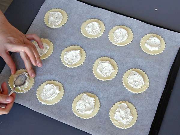 Halloween taartjes met champignons en knoflook en kruidenkaas - Voorbereiding stap 3