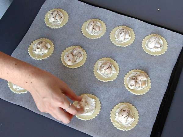 Halloween taartjes met champignons en knoflook en kruidenkaas - Voorbereiding stap 6