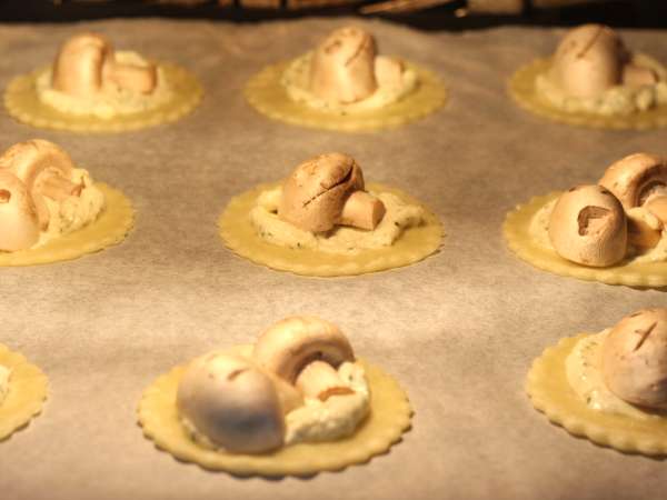 Halloween taartjes met champignons en knoflook en kruidenkaas - Voorbereiding stap 7