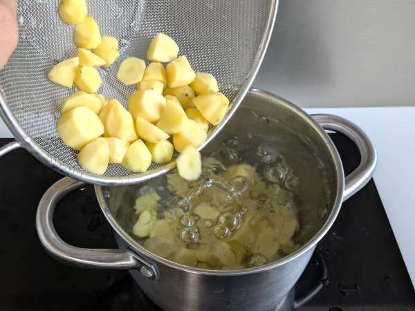 Romig gebakken cacio e pepe aardappelen: het makkelijke bijgerecht waar iedereen gek van wordt! - Voorbereiding stap 2