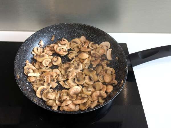 Pasta al forno ai funghi: het perfecte romige en draderige recept voor de herfst - Voorbereiding stap 1
