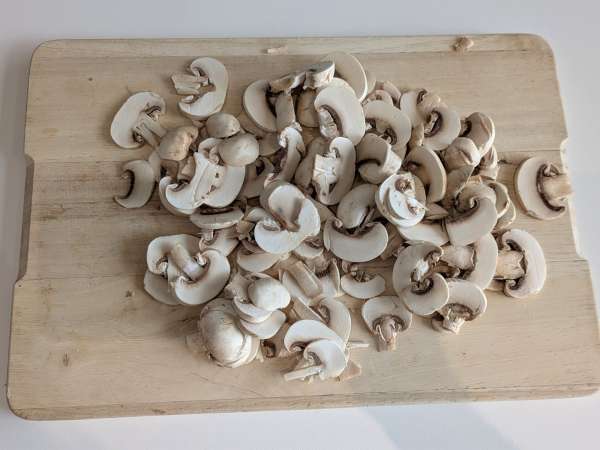 Romige pasta met champignons en room: een eenvoudig voorgerecht met authentieke smaak - Voorbereiding stap 1
