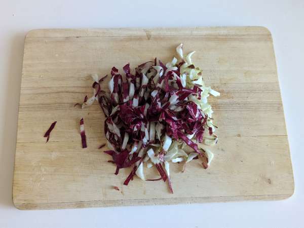Romige pasta met radicchio, knapperige spekjes en walnoten: snel en onweerstaanbaar recept - Voorbereiding stap 1