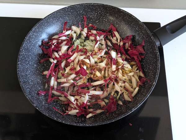Romige pasta met radicchio, knapperige spekjes en walnoten: snel en onweerstaanbaar recept - Voorbereiding stap 2