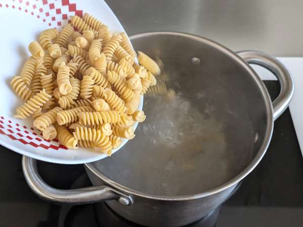 Romige pasta met radicchio, knapperige spekjes en walnoten: snel en onweerstaanbaar recept - Voorbereiding stap 3