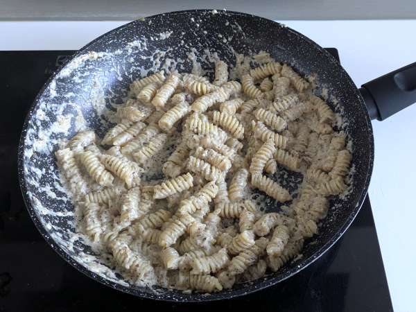 Romige pasta met radicchio, knapperige spekjes en walnoten: snel en onweerstaanbaar recept - Voorbereiding stap 6