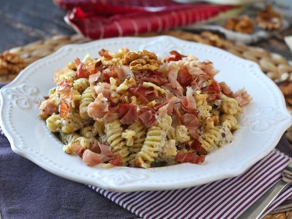 Romige pasta met radicchio, knapperige spekjes en walnoten: snel en onweerstaanbaar recept - Voorbereiding stap 7