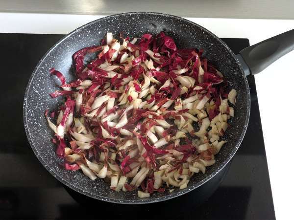 Romige en smakelijke risotto met radicchio, spek en Philadelphia - Voorbereiding stap 2