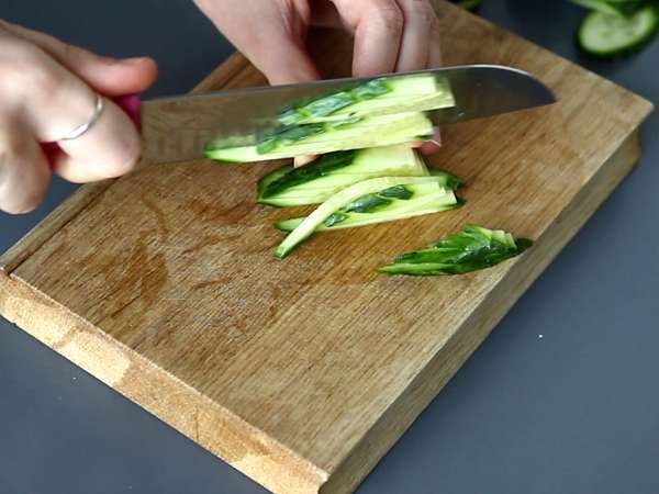 Kleurrijke salade met rijstvermicelli en garnalen en een pittige pindasaus - Voorbereiding stap 1