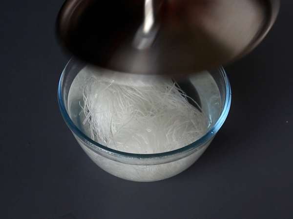 Kleurrijke salade met rijstvermicelli en garnalen en een pittige pindasaus - Voorbereiding stap 2