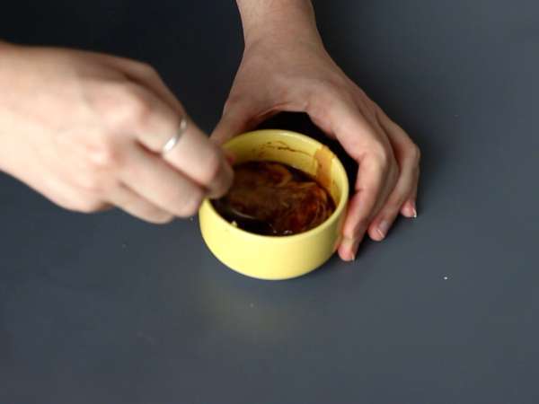 Kleurrijke salade met rijstvermicelli en garnalen en een pittige pindasaus - Voorbereiding stap 3