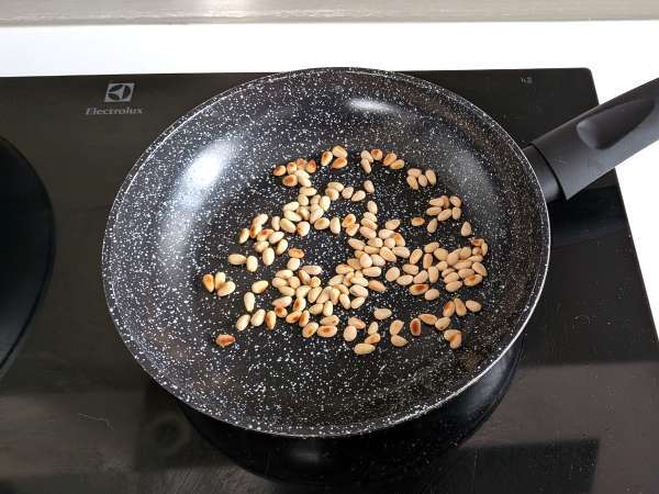 Spaghetti met kerstomaatjes en pijnboompitten: een romig en geurig recept - Voorbereiding stap 5