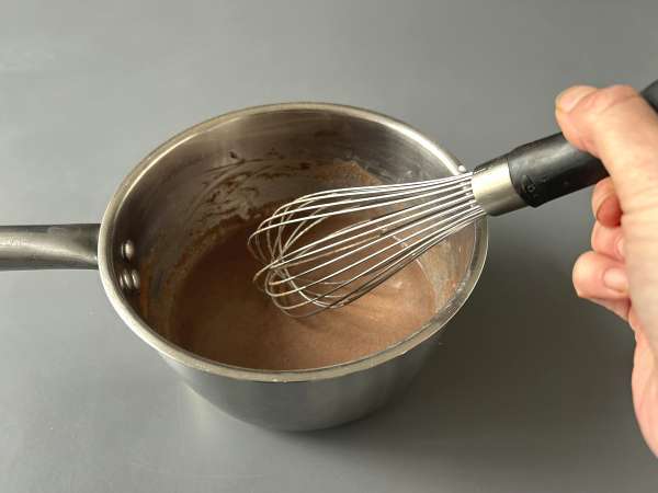 Zelfgemaakte warme chocolademelk: het makkelijke recept voor dikke, glanzende, zijdezachte chocolademelk - Voorbereiding stap 5