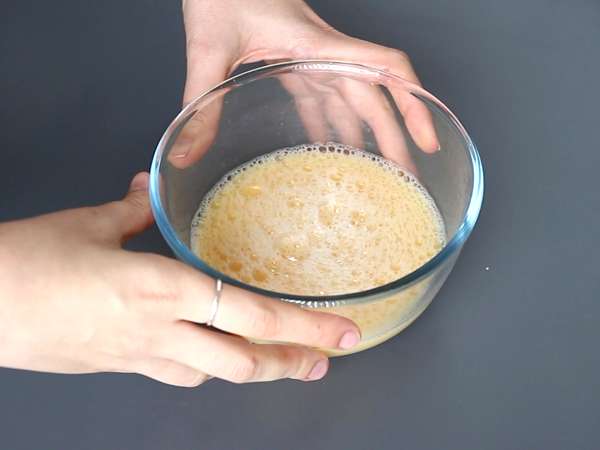 Chinese gestoomde eieren: het Chinese recept voor gestoomde zijdezachte eieren met slechts twee ingrediënten! - Voorbereiding stap 1