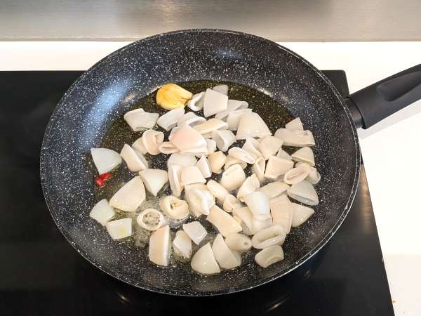 Pasta met bevroren inktvis en kerstomaatjes: eenvoudig en lekker recept - Voorbereiding stap 2