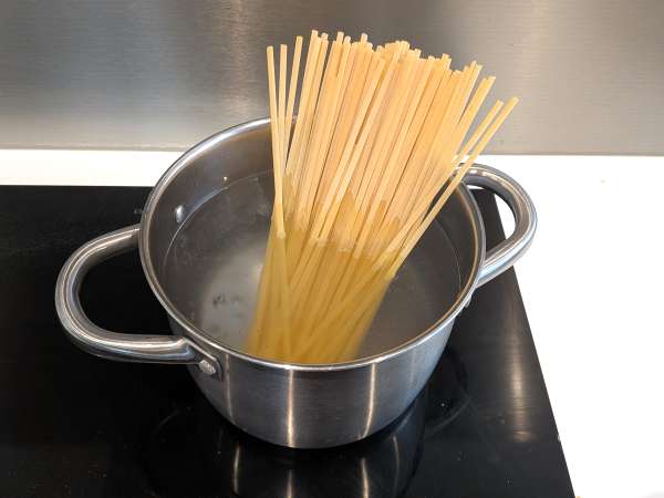 Pasta met bevroren inktvis en kerstomaatjes: eenvoudig en lekker recept - Voorbereiding stap 5