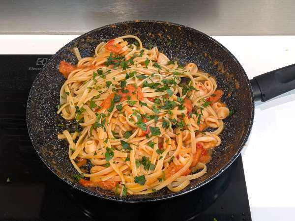 Pasta met bevroren inktvis en kerstomaatjes: eenvoudig en lekker recept - Voorbereiding stap 6