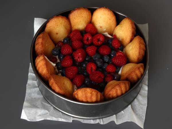 Charlotte met rode vruchten en madeleines - Voorbereiding stap 6