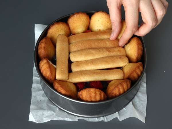 Charlotte met rode vruchten en madeleines - Voorbereiding stap 7