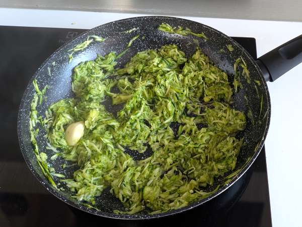 Conchiglioni gevuld met ricotta, courgettes en citroen: romig en gegratineerd in de oven - Voorbereiding stap 2