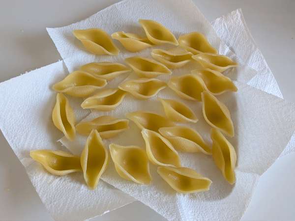 Conchiglioni gevuld met ricotta, courgettes en citroen: romig en gegratineerd in de oven - Voorbereiding stap 3