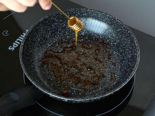 Gebakken eieren met honing en mozzarella, het zoete, zoute en pittige express-ontbijt! - Voorbereiding stap 1