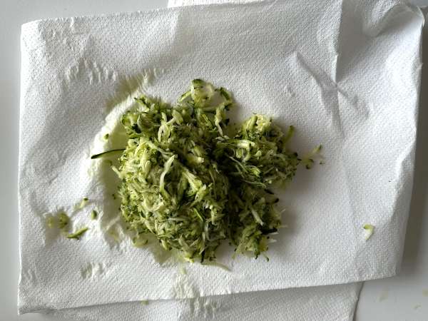 Ultra-vochtige pistache-, limoen- en courgettecake - Voorbereiding stap 1