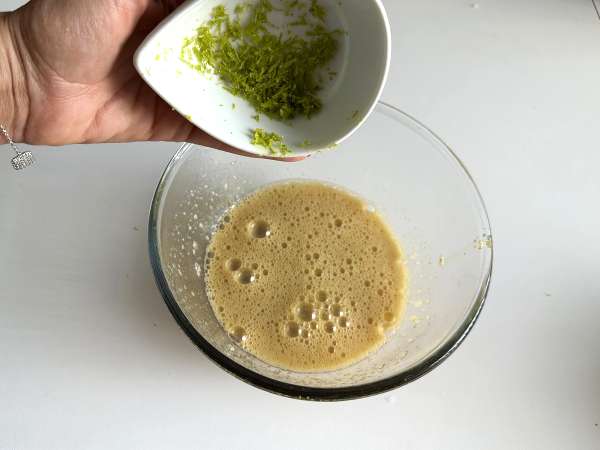 Ultra-vochtige pistache-, limoen- en courgettecake - Voorbereiding stap 4