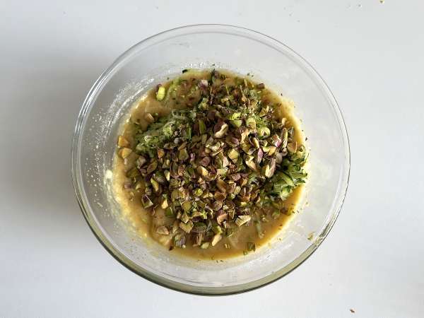 Ultra-vochtige pistache-, limoen- en courgettecake - Voorbereiding stap 6