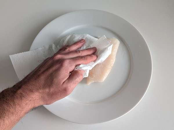 Luchtgebakken kabeljauw met kerstomaatjes, olijven en citroen: licht en snel recept - Voorbereiding stap 1