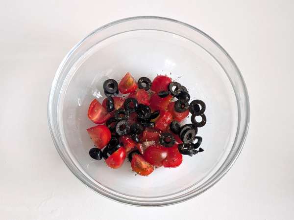 Luchtgebakken kabeljauw met kerstomaatjes, olijven en citroen: licht en snel recept - Voorbereiding stap 2