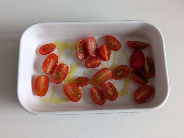 Broodmandjes met mozzarella, kerstomaatjes en zwarte olijven - Voorbereiding stap 1