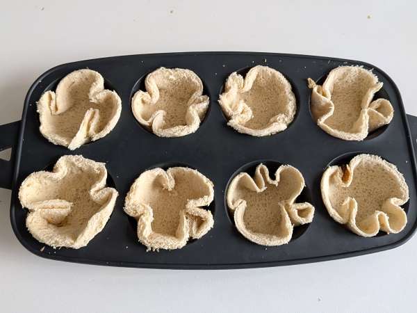 Broodmandjes met mozzarella, kerstomaatjes en zwarte olijven - Voorbereiding stap 4