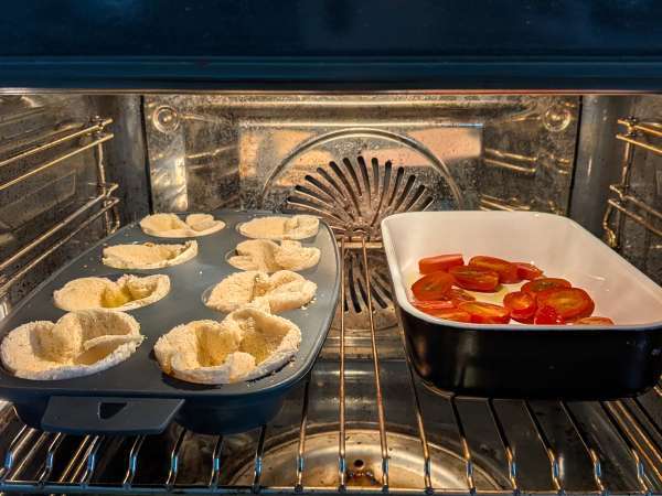 Broodmandjes met mozzarella, kerstomaatjes en zwarte olijven - Voorbereiding stap 5