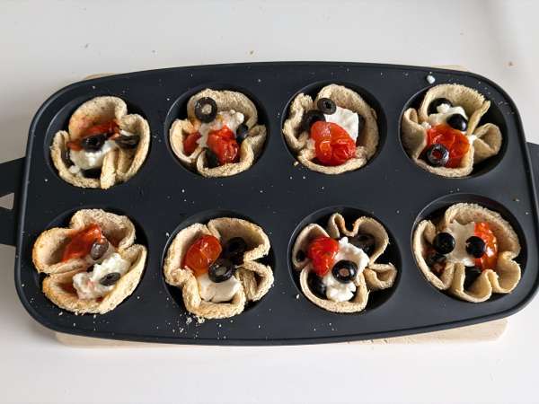 Broodmandjes met mozzarella, kerstomaatjes en zwarte olijven - Voorbereiding stap 6