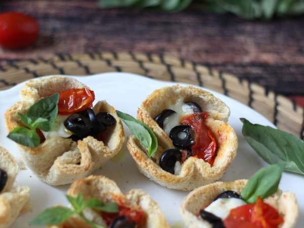 Broodmandjes met mozzarella, kerstomaatjes en zwarte olijven - Voorbereiding stap 7