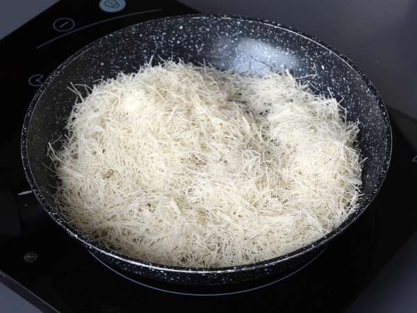 Dubai kauwbare koekjes, het virale recept voor mochi's met pistache en kadaivulling - Voorbereiding stap 2