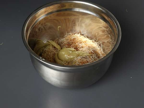 Dubai kauwbare koekjes, het virale recept voor mochi's met pistache en kadaivulling - Voorbereiding stap 3