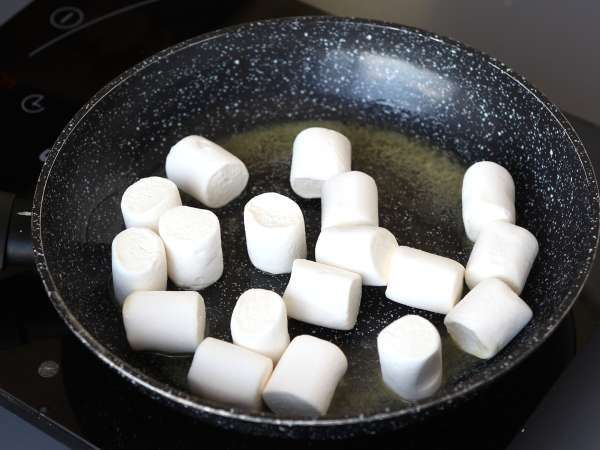 Dubai kauwbare koekjes, het virale recept voor mochi's met pistache en kadaivulling - Voorbereiding stap 5