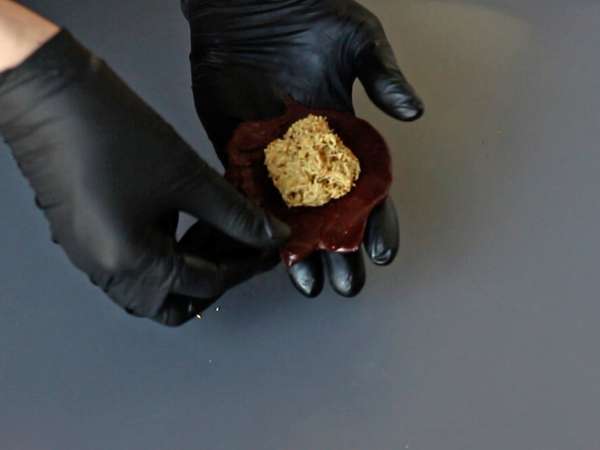 Dubai kauwbare koekjes, het virale recept voor mochi's met pistache en kadaivulling - Voorbereiding stap 9