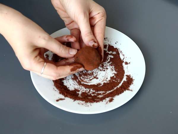 Dubai kauwbare koekjes, het virale recept voor mochi's met pistache en kadaivulling - Voorbereiding stap 10