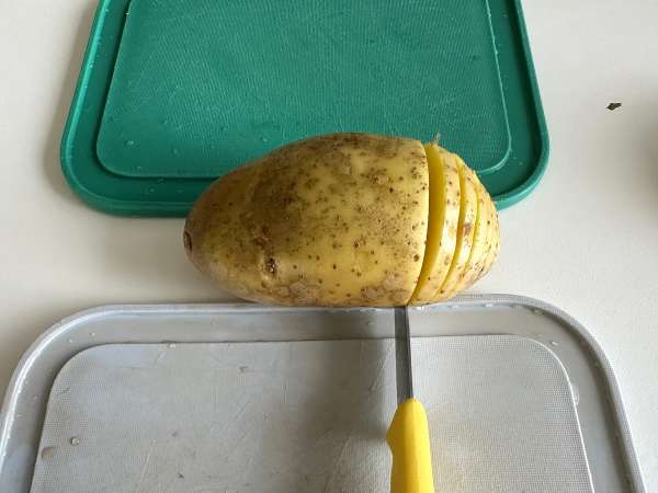 Hasselback aardappelen in de air fryer: knapperig, smeltzacht en supergemakkelijk! - Voorbereiding stap 1