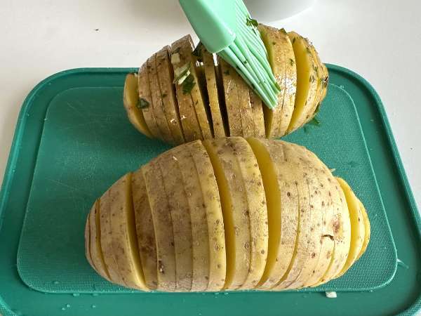 Hasselback aardappelen in de air fryer: knapperig, smeltzacht en supergemakkelijk! - Voorbereiding stap 4