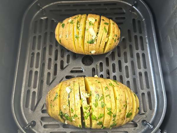 Hasselback aardappelen in de air fryer: knapperig, smeltzacht en supergemakkelijk! - Voorbereiding stap 6