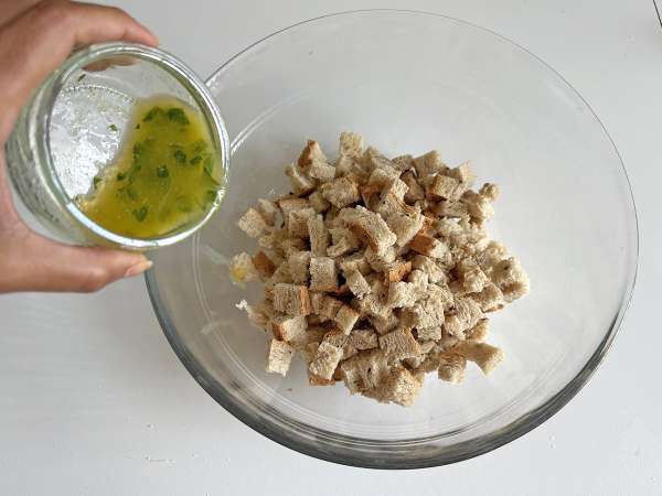 Krokante kruidencroutons in de Air Fryer (snel en makkelijk) - Voorbereiding stap 5