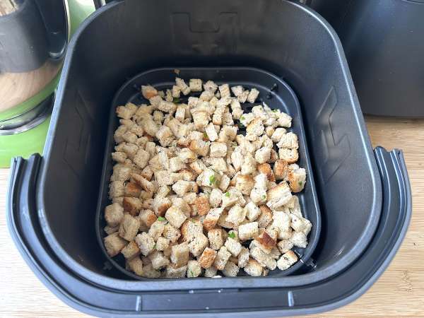 Krokante kruidencroutons in de Air Fryer (snel en makkelijk) - Voorbereiding stap 6