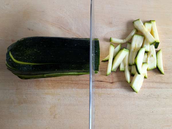 Courgette Carbonara: het gemakkelijk te maken vegetarische recept - Voorbereiding stap 2