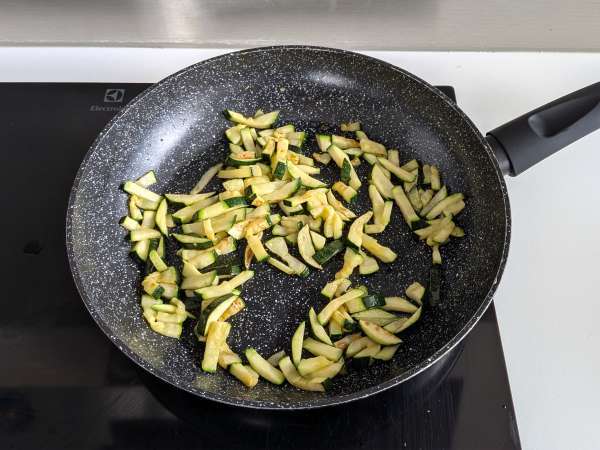 Courgette Carbonara: het gemakkelijk te maken vegetarische recept - Voorbereiding stap 3