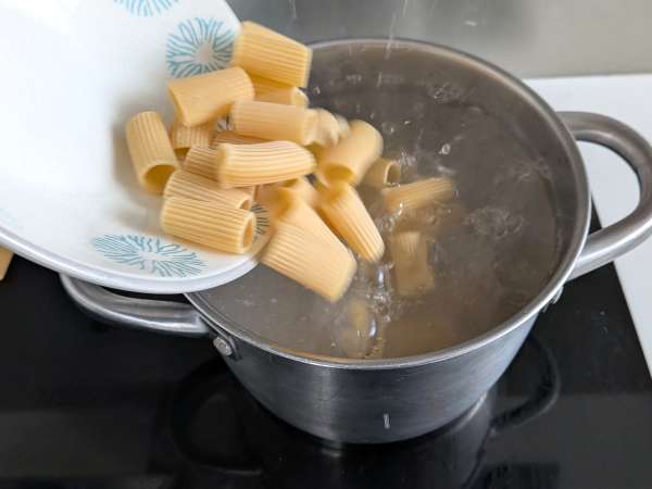 Courgette Carbonara: het gemakkelijk te maken vegetarische recept - Voorbereiding stap 4